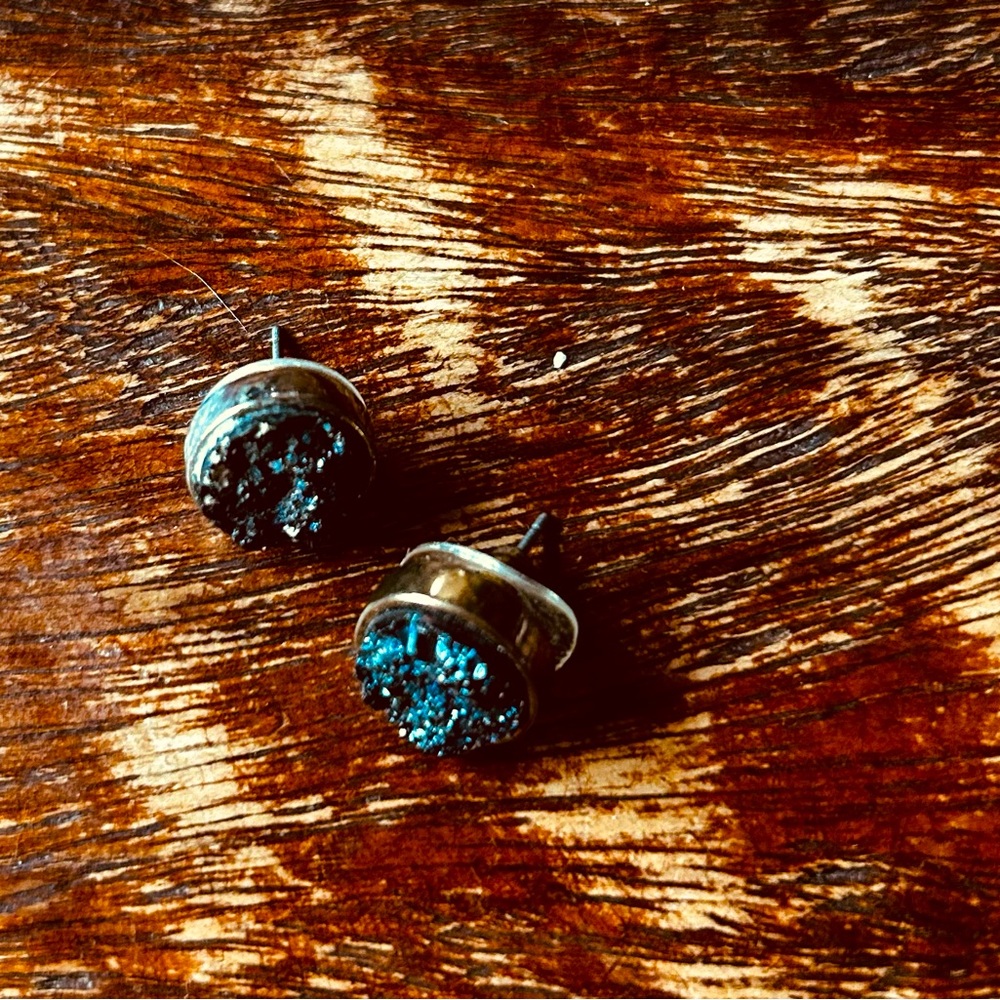 Manganite hear studs